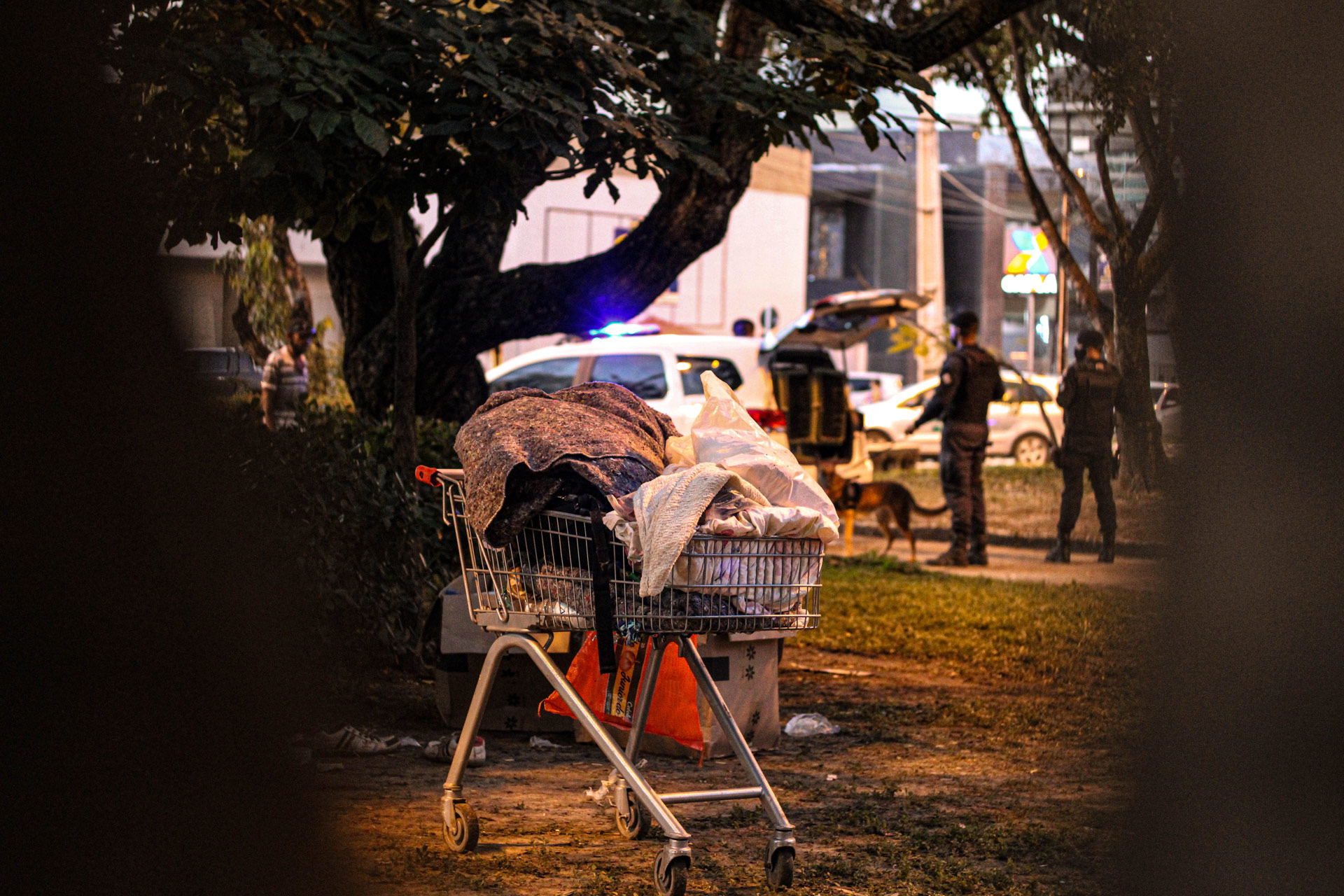 Pertences de sem-teto em praça na zona sul de Aracaju